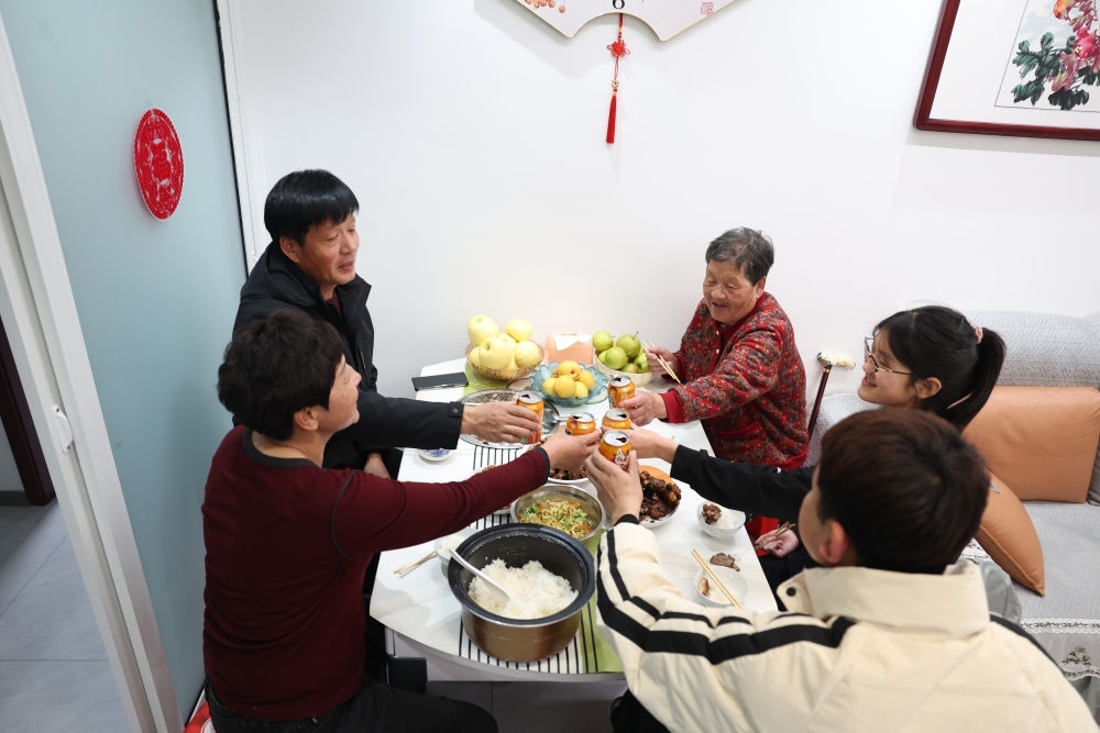 2025年1月22日，遼寧省葫蘆島市綏中縣祝家溝村村民朱西存一家在新房里。新華社記者姚劍鋒 攝