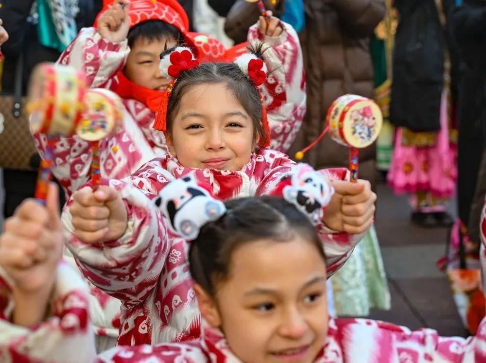 △新疆大巴扎社火迎新春，孩子們?cè)诂F(xiàn)場(chǎng)表演。