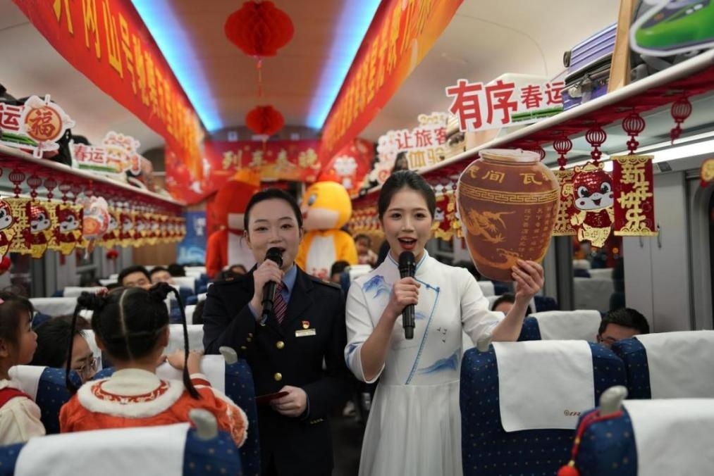 列車(chē)乘務(wù)員向旅客介紹江西美食——瓦罐湯。人民網(wǎng) 歐陽(yáng)易佳攝