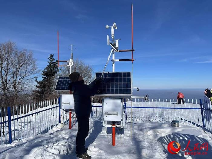 工作人員正在對氣象設(shè)備進行日常維護。人民網(wǎng) 高清揚攝