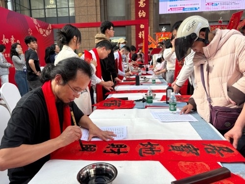 活動現(xiàn)場贈送春聯(lián)和福字。人民網(wǎng) 陳葉欣攝