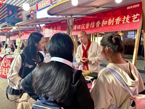 魏希望在非遺集市上介紹沉香。人民網(wǎng) 陳葉欣攝