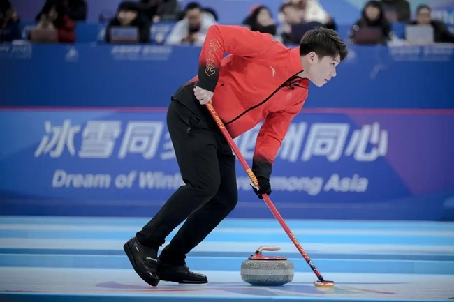 2月4日，中國隊選手王智宇在比賽中擦冰。新華社記者 江漢 攝