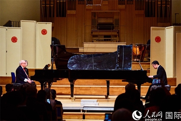 英國(guó)皇家音樂學(xué)院教授朱利安-雅格布森和旅英鋼琴家李勁峰演奏《黃河鋼琴協(xié)奏曲》。楊浩鵬攝