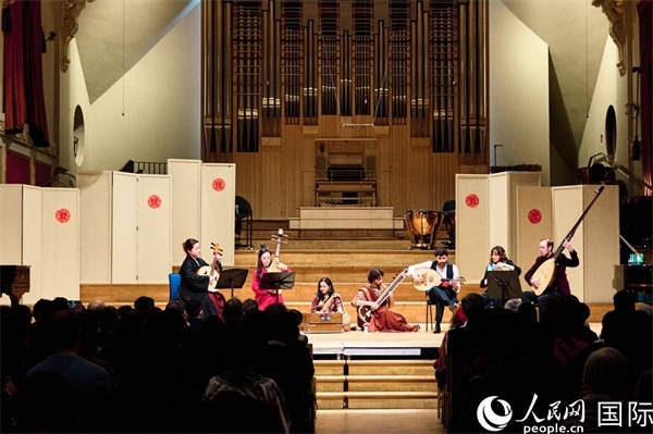 英國(guó)中樂團(tuán)和倫敦魯特琴樂團(tuán)演奏《絲綢之韻》。楊浩鵬攝
