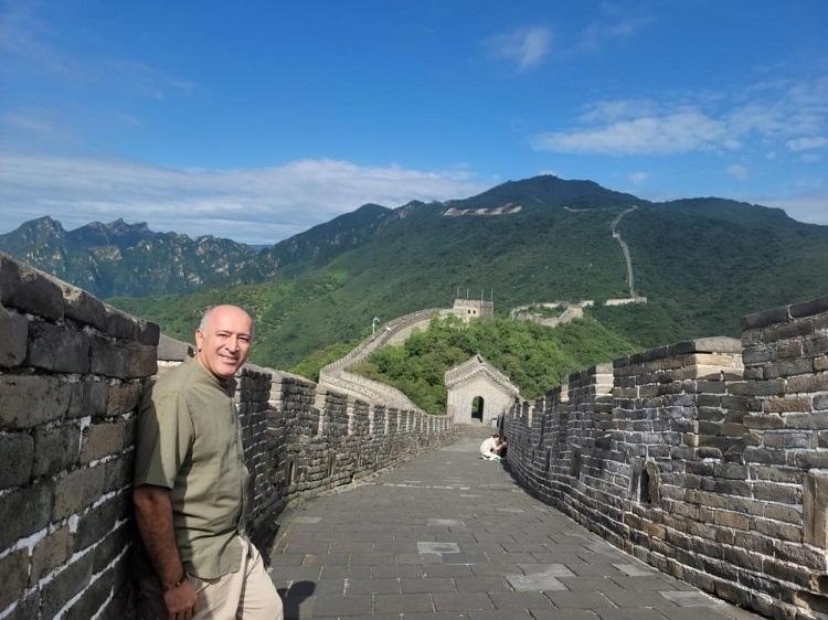 瓦里夫·庫邁哈在游覽長城時留影。受訪者供圖
