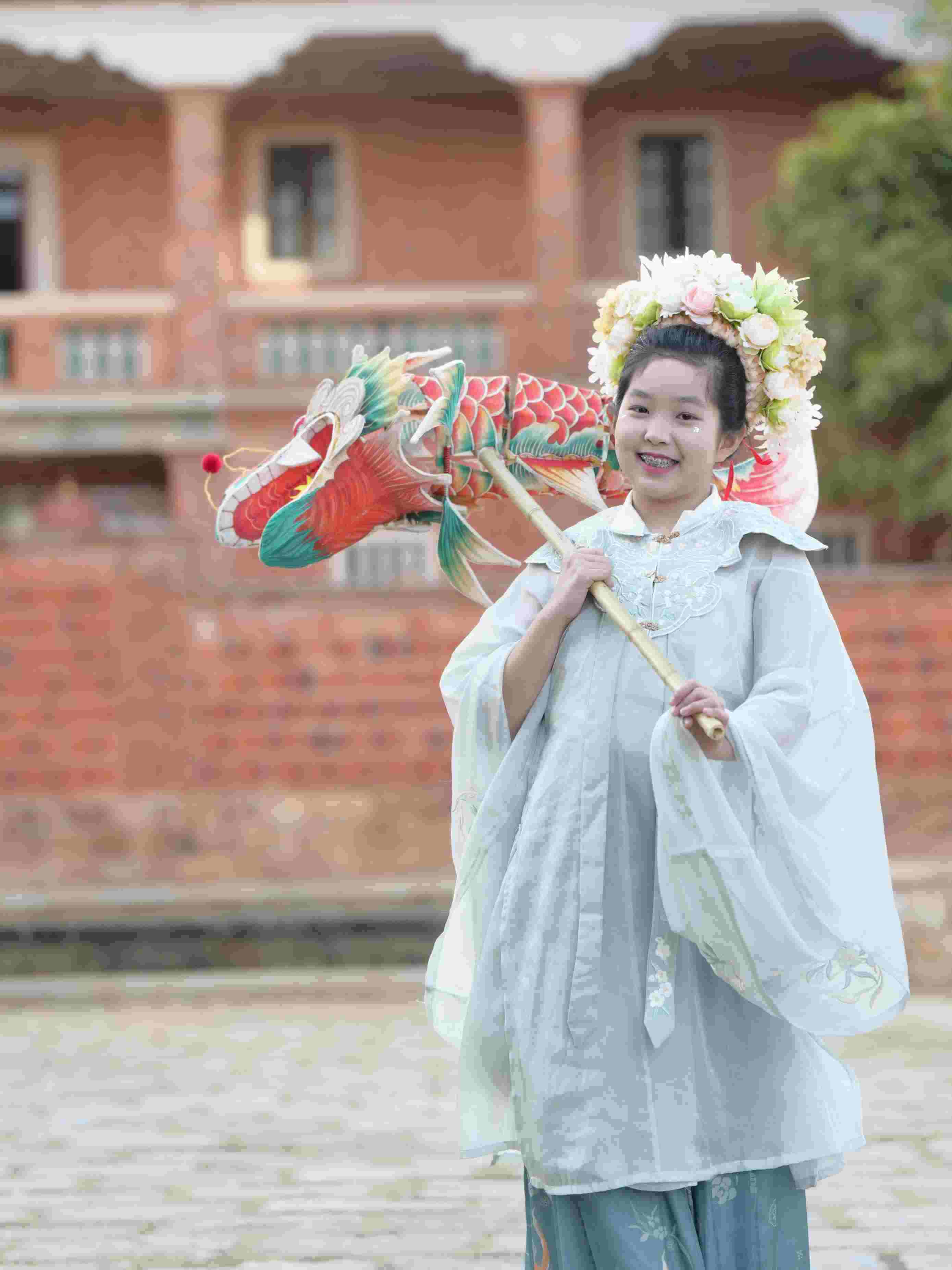 在泉州，沈女士為女兒拍下頭戴簪花的照片。受訪(fǎng)者供圖