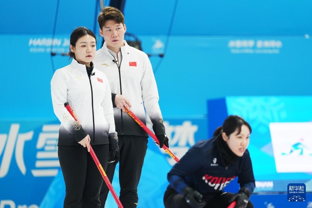2月6日，中國隊選手王智宇（中）、韓雨（左）在比賽中。新華社記者 王松 攝