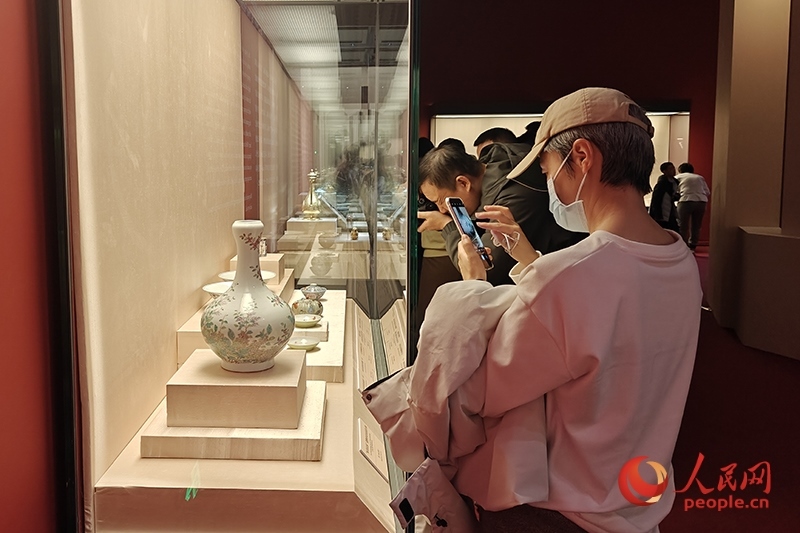 觀眾正在中國國家博物館參觀展覽。人民網(wǎng)記者 韋衍行攝