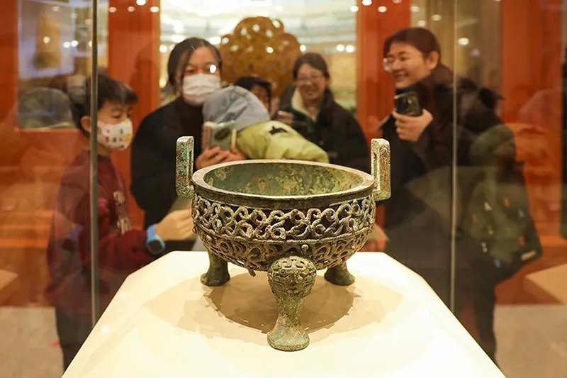 “尋蛇——藏在山西博物院里的蛇”展出的蟠蛇紋鏤空鼎。山西博物院供圖