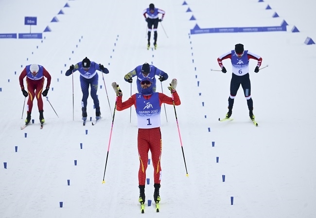 2月8日，王強（中）慶祝奪冠。新華社記者 張龍攝