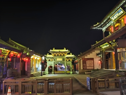 道歉公告發(fā)布后，凌晨5時的古城。人民網(wǎng)記者 黃鈺攝