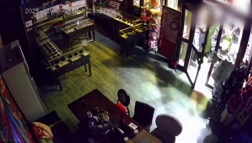 網(wǎng)傳“破門亮燈”畫面。網(wǎng)絡(luò)視頻截圖