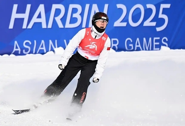 2月9日，徐夢桃在完成動作后慶祝。新華社記者 夏一方攝