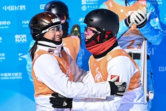 2月10日，中國隊(duì)選手李心鵬（前右）與徐夢桃慶祝。新華社記者 楊晨光攝