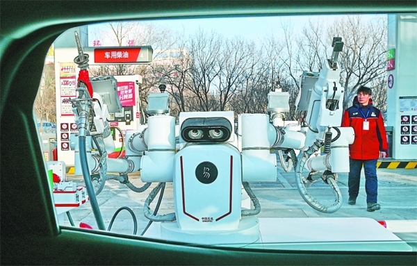 智能加油機(jī)器人在加能站工作。受訪者供圖