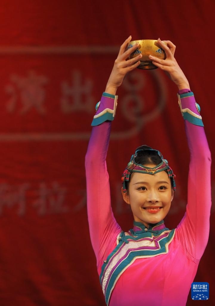 2月11日，在哈薩克斯坦阿拉木圖的阿拜國(guó)家歌劇和芭蕾舞劇院，中國(guó)演員表演舞蹈。新華社記者 趙宇 攝