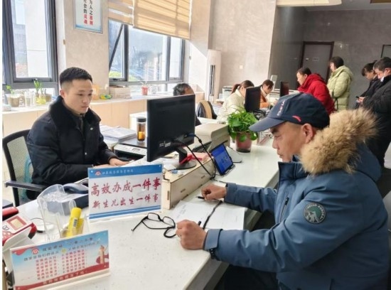 市民在 “高效辦成一件事” 窗口辦理業(yè)務(wù)。彭雪松攝