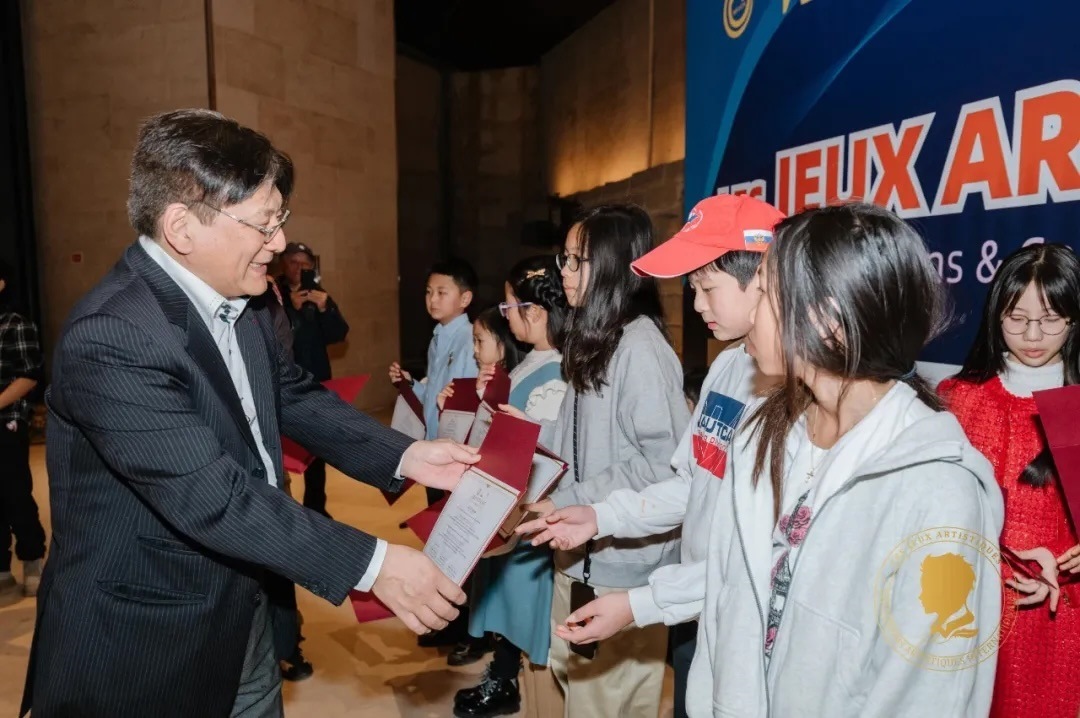 圖2：亞丁為獲獎(jiǎng)兒童頒發(fā)證書。法中交流促進(jìn)會(huì)供圖