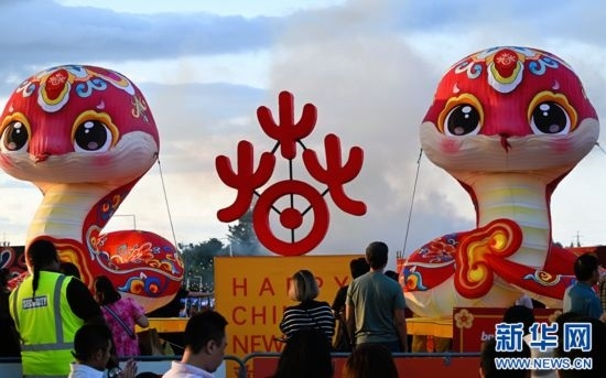 圖為游客在2025年奧克蘭元宵燈節(jié)游覽。（圖片由奧克蘭中國文化中心提供）