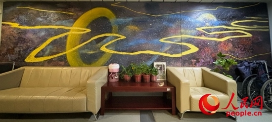 清華長庚醫(yī)院掛著一幅名為“生命長河”的畫，家屬將離世親人的名字寫在上面。人民網(wǎng) 陳葉欣攝