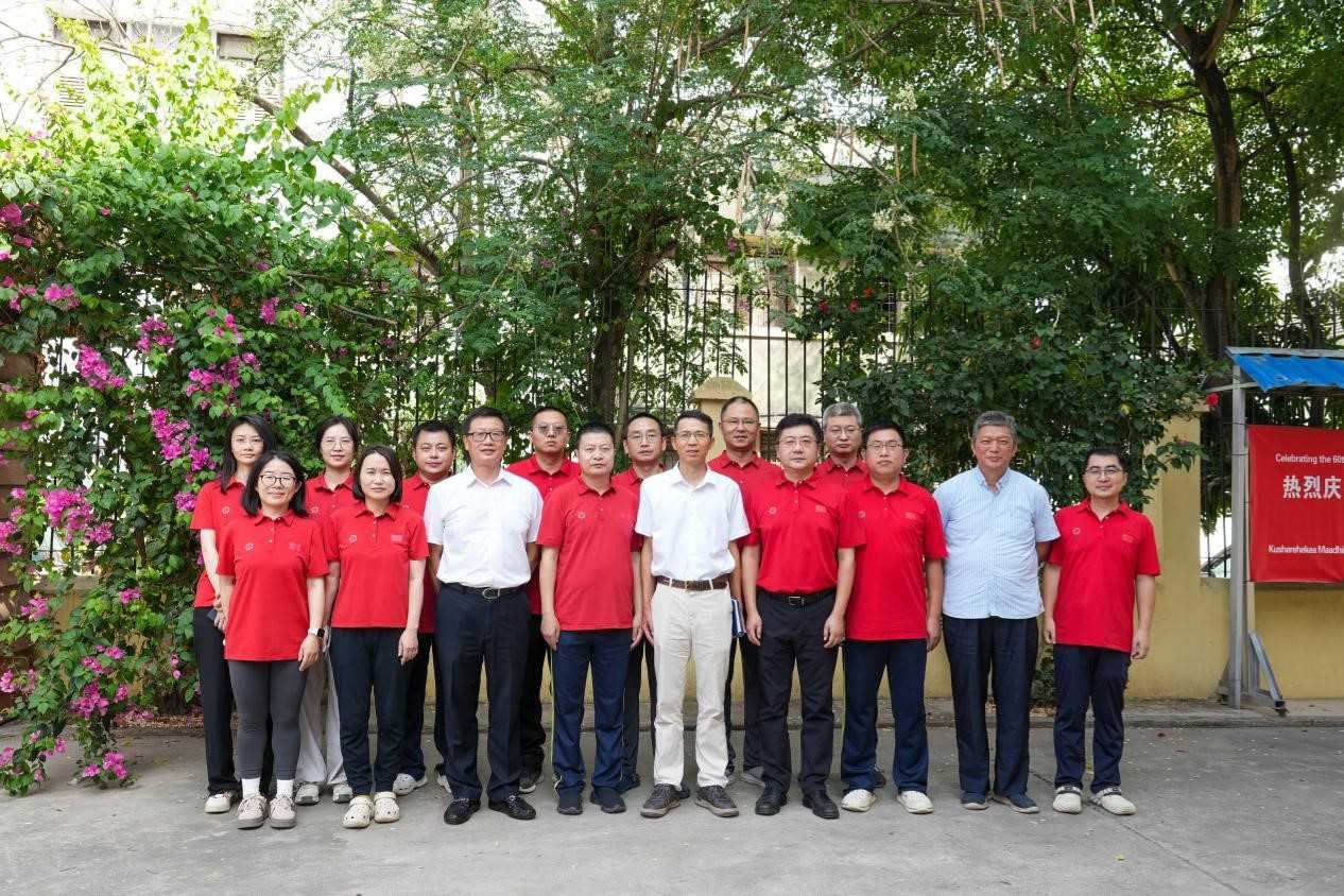 李強(qiáng)華與醫(yī)療隊合影。中國援桑醫(yī)療隊供圖