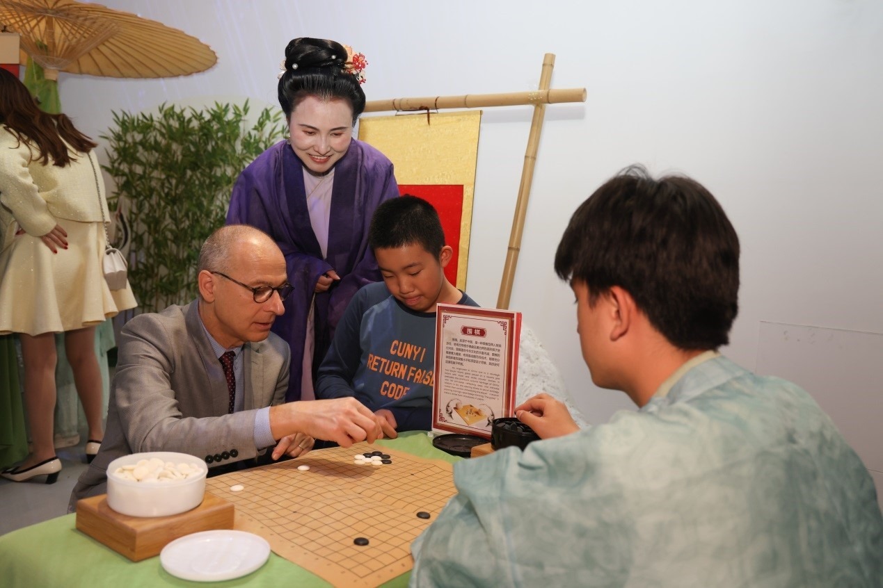 嘉賓體驗(yàn)圍棋對弈。人民網(wǎng)記者 任皓宇攝