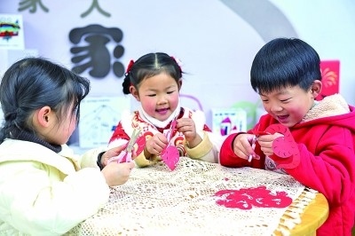 圖為孩子們在老師指導下制作蛇年主題剪紙。 新華社記者 徐昱攝