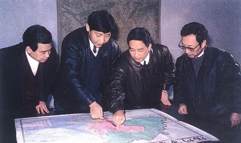 1991年12月，習(xí)近平與同事討論福州市戰(zhàn)略規(guī)劃設(shè)想。（圖源：《習(xí)近平在福州》）