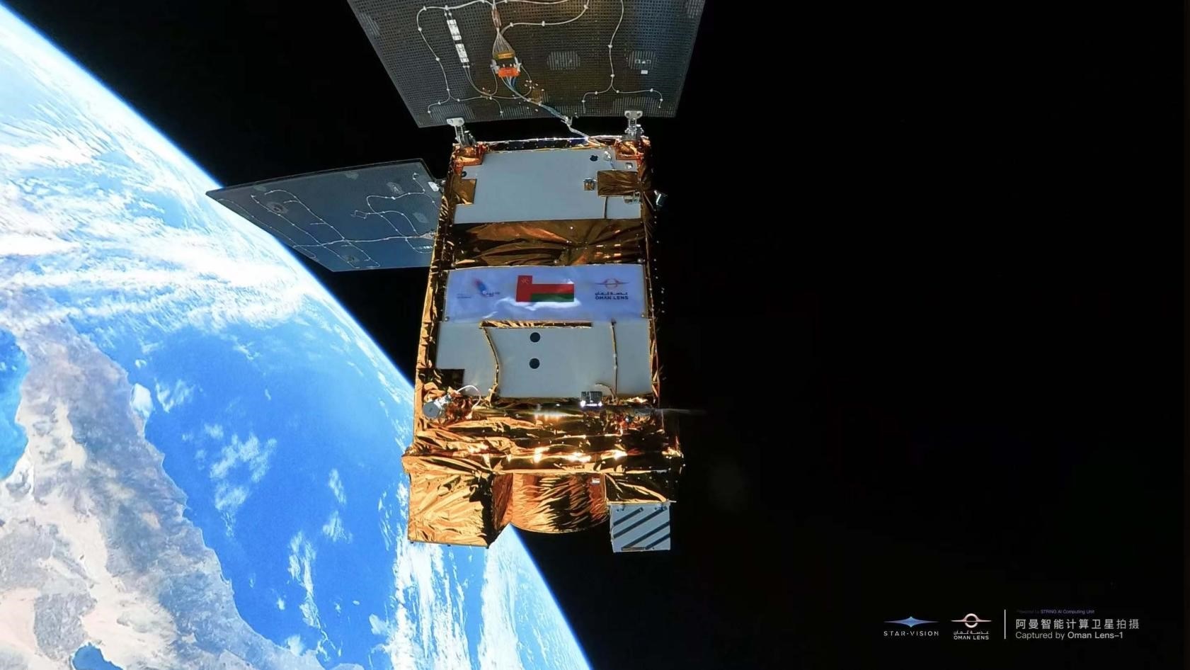 阿曼智能遙感衛(wèi)星一號近日在太空中自拍。阿曼蘭斯航天公司供圖