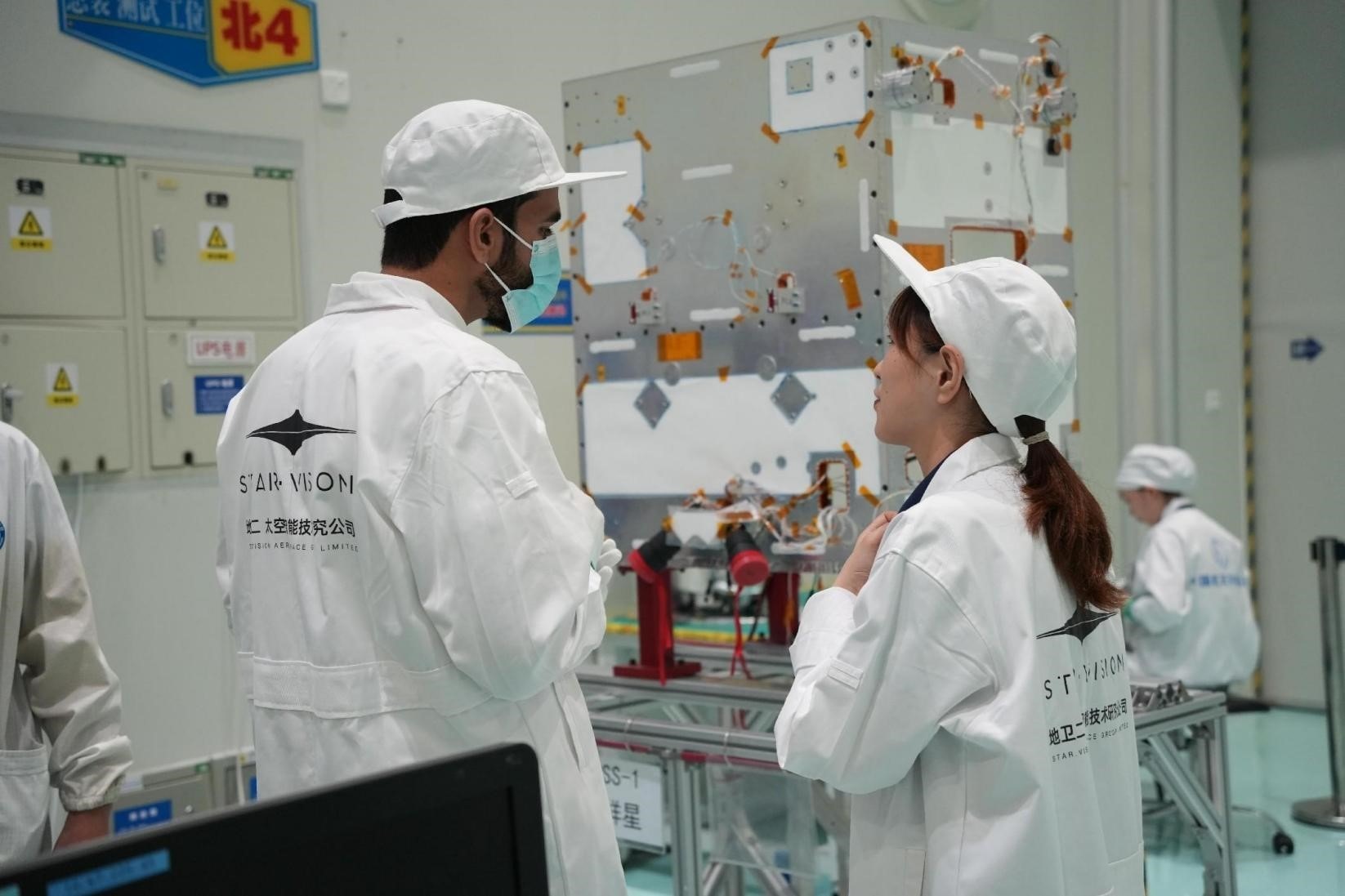 阿曼技術(shù)人員在中國接受培訓(xùn)。阿曼蘭斯航天公司供圖