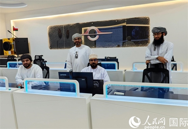 阿曼蘭斯航天公司員工在工作中。人民網(wǎng) 海瑟姆·穆扎恩攝