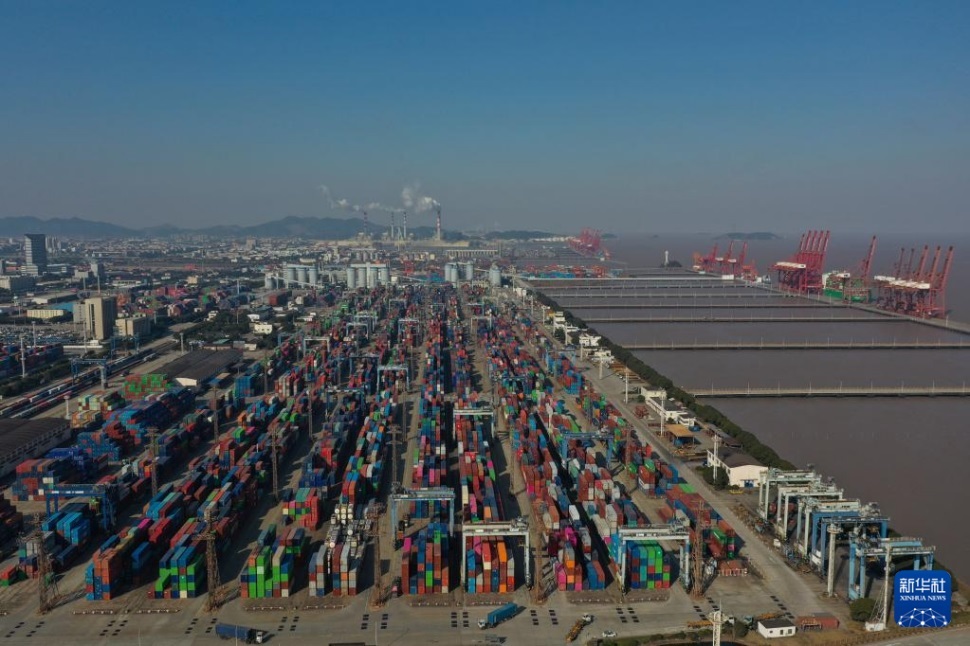  1月24日拍攝的寧波舟山港北侖港區(qū)集裝箱碼頭。 新華社記者 黃宗治 攝