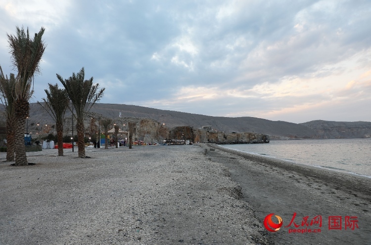 圖為阿曼穆桑代姆一處海灘公園。人民網(wǎng)記者 沈小曉攝