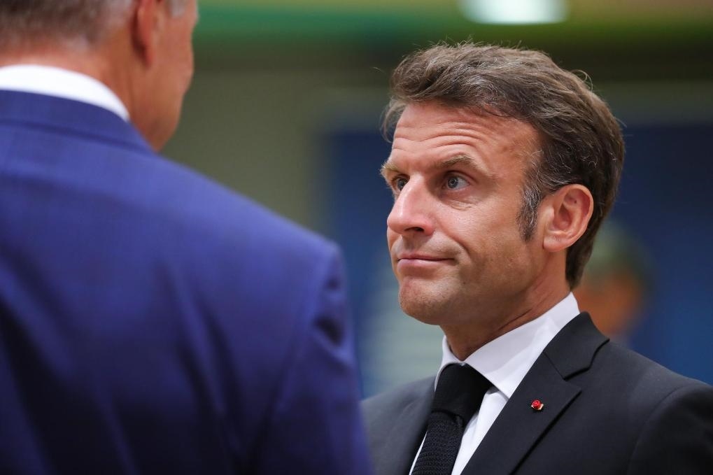 2023年6月29日，在比利時布魯塞爾，法國總統(tǒng)馬克龍（右）準備出席歐盟峰會。新華社記者鄭煥松攝