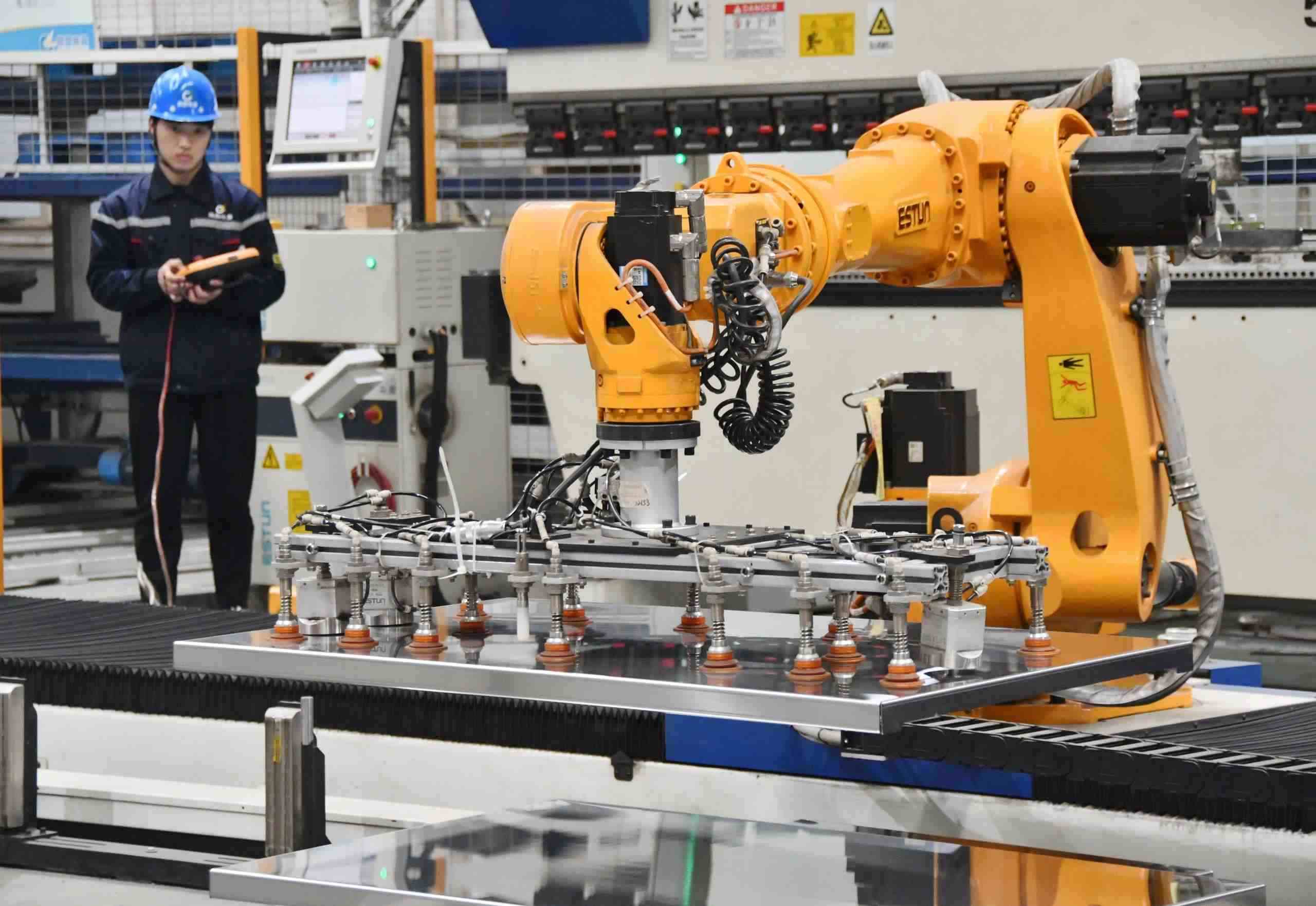 △2025年2月21日，河北邯鄲永年區(qū)工業(yè)園區(qū)的一家企業(yè)，工人正在操控工業(yè)機器人作業(yè)。