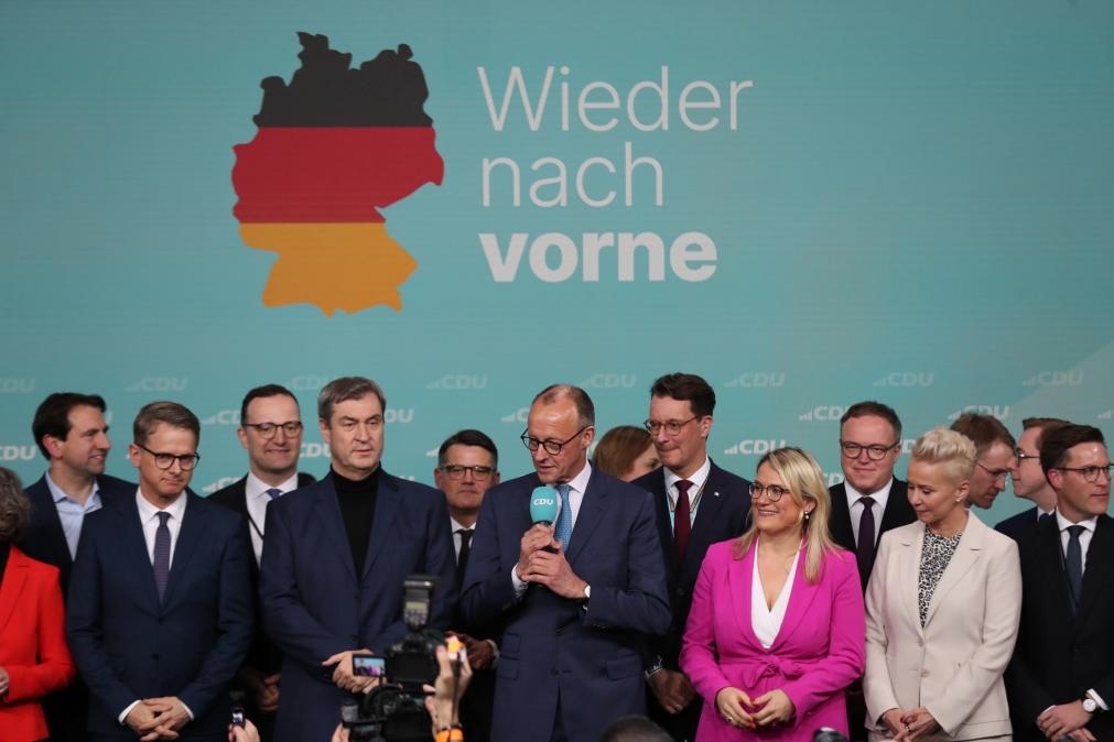 2月23日，在德國柏林的基督教民主聯(lián)盟總部，聯(lián)盟黨總理候選人默茨（中）在出口民調(diào)顯示領(lǐng)先后接受祝賀。新華社記者杜哲宇攝