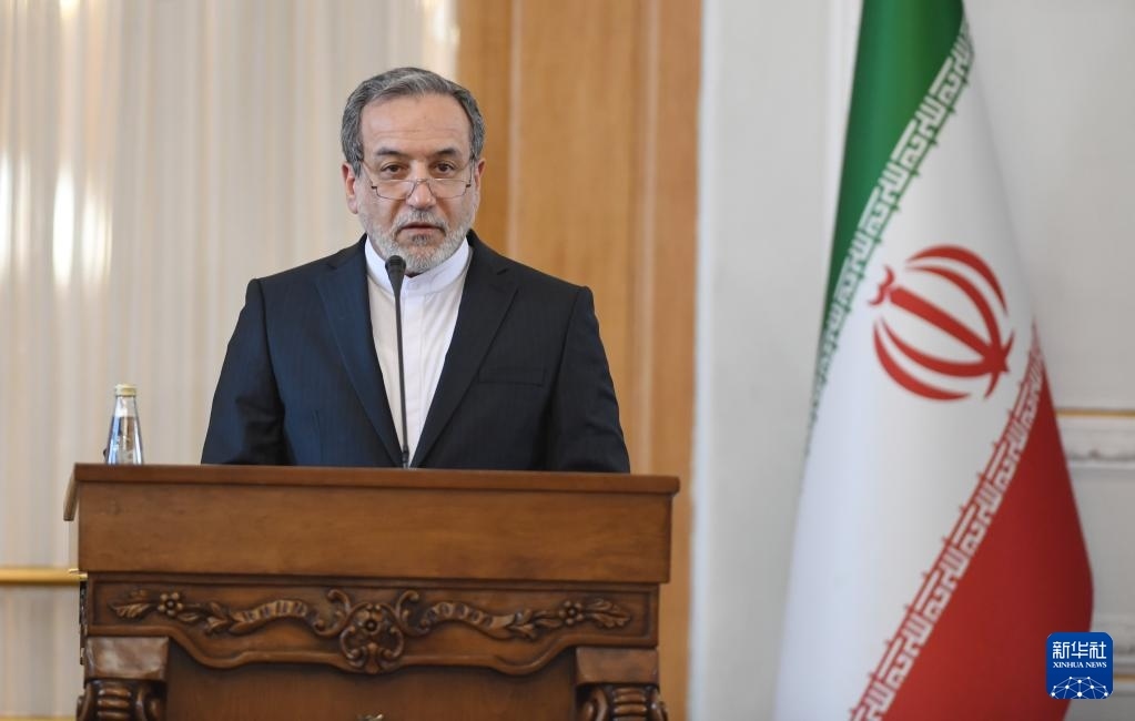 2月25日，在伊朗德黑蘭，伊朗外交部長阿拉格齊出席聯(lián)合新聞發(fā)布會。新華社記者 沙達提 攝