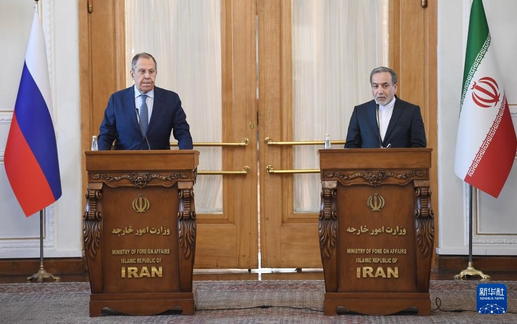 2月25日，在伊朗德黑蘭，伊朗外交部長阿拉格齊（右）與俄羅斯外長拉夫羅夫出席聯(lián)合新聞發(fā)布會。新華社記者 沙達提 攝