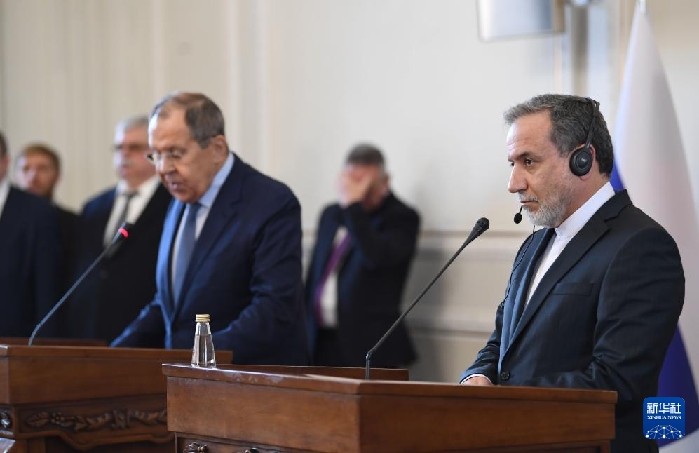 2月25日，在伊朗德黑蘭，伊朗外交部長阿拉格齊（右）與俄羅斯外長拉夫羅夫出席聯(lián)合新聞發(fā)布會。新華社記者 沙達提 攝