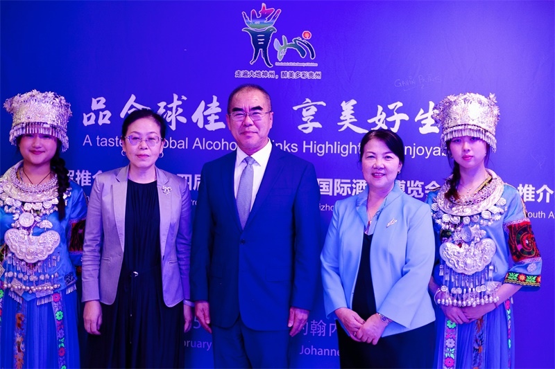 潘慶江總領(lǐng)事與王洪波秘書長(zhǎng)合影。（南非貴州商會(huì)供圖）