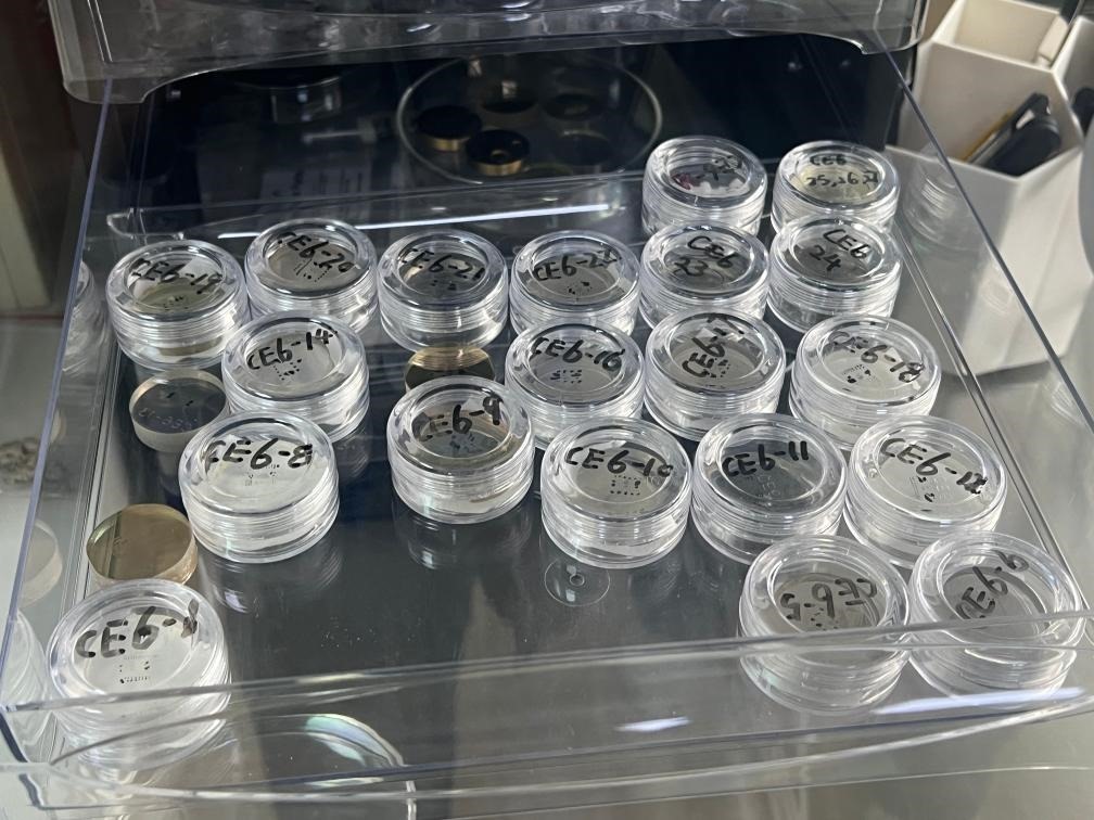 包含嫦娥六號樣品的樹脂靶。新華社記者 溫競華 攝