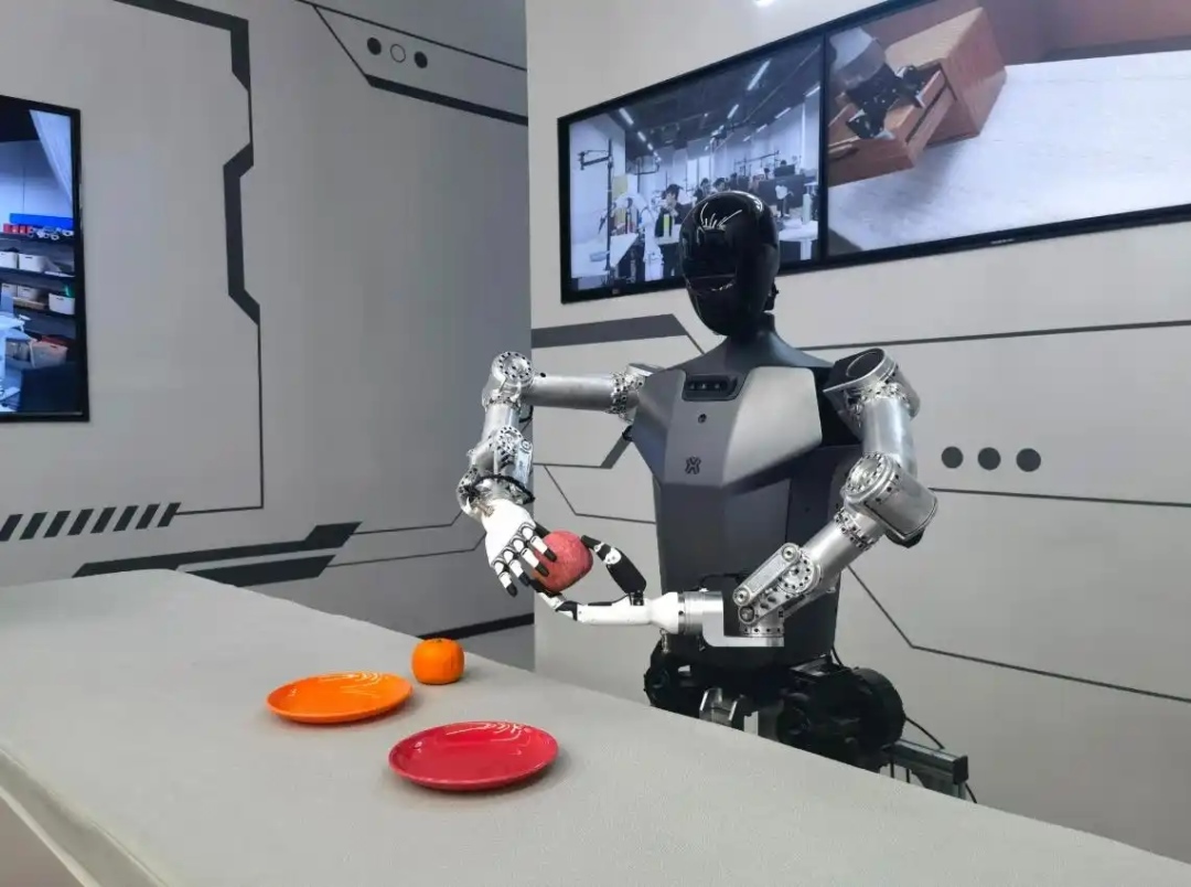 △2025年2月24日，北京“機(jī)器人大世界”展出的機(jī)器人正在完成日常家務(wù)。