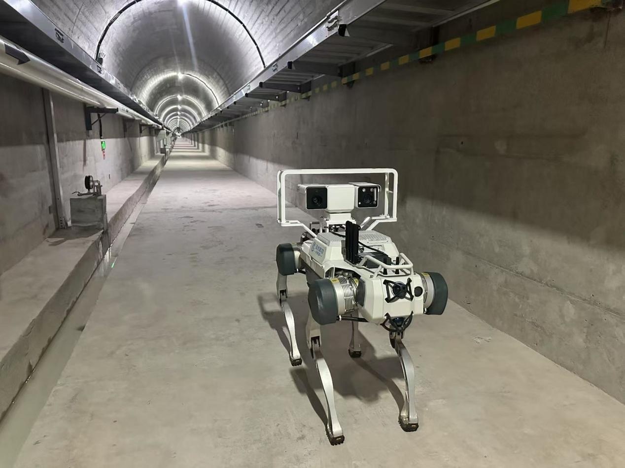 機器人正在對大壩廊道進行巡檢，重點監(jiān)測裂縫，滲水點，積水等。水利部供圖