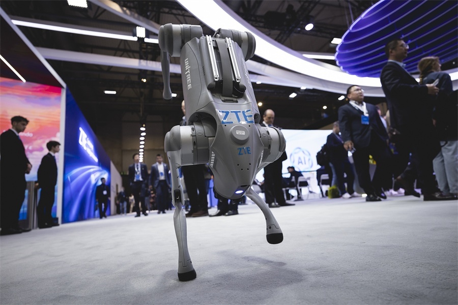 中興展位上的機(jī)器狗。