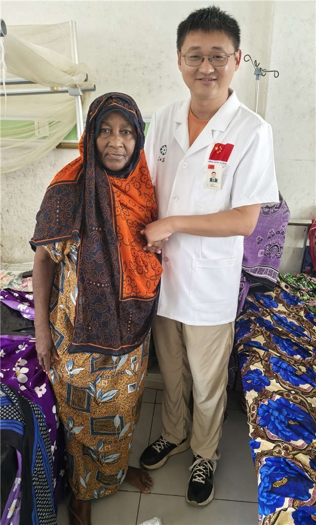 術(shù)后第二天患者即能站立。中國援桑醫(yī)療隊供圖