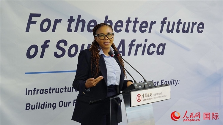 馬塞莫拉女士詳細(xì)介紹了南非政府在基礎(chǔ)設(shè)施建設(shè)方面的最新規(guī)劃和社會(huì)公益項(xiàng)目。人民網(wǎng) 劉暢攝