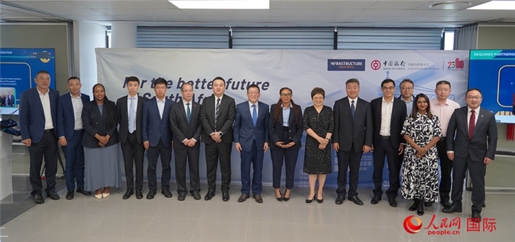 與會(huì)嘉賓合影。人民網(wǎng) 劉暢攝