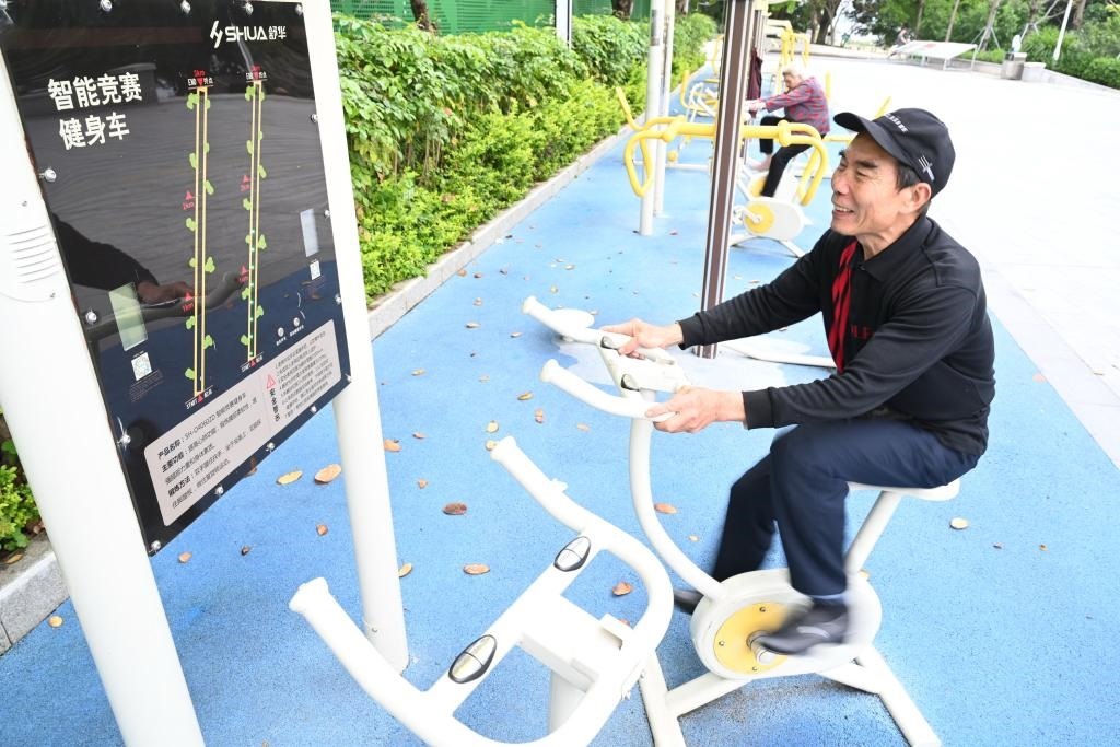 2023年4月24日，市民在福州市鼓樓區(qū)西河智慧體育公園使用智能競賽健身車。新華社記者 林善傳 攝