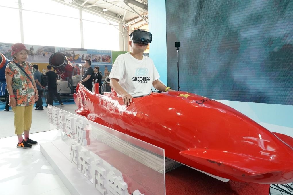 2023年9月15日，觀眾在2023國際冬季運(yùn)動(dòng)（北京）博覽會(huì)現(xiàn)場通過VR設(shè)備體驗(yàn)雪車。新華社記者 任超 攝